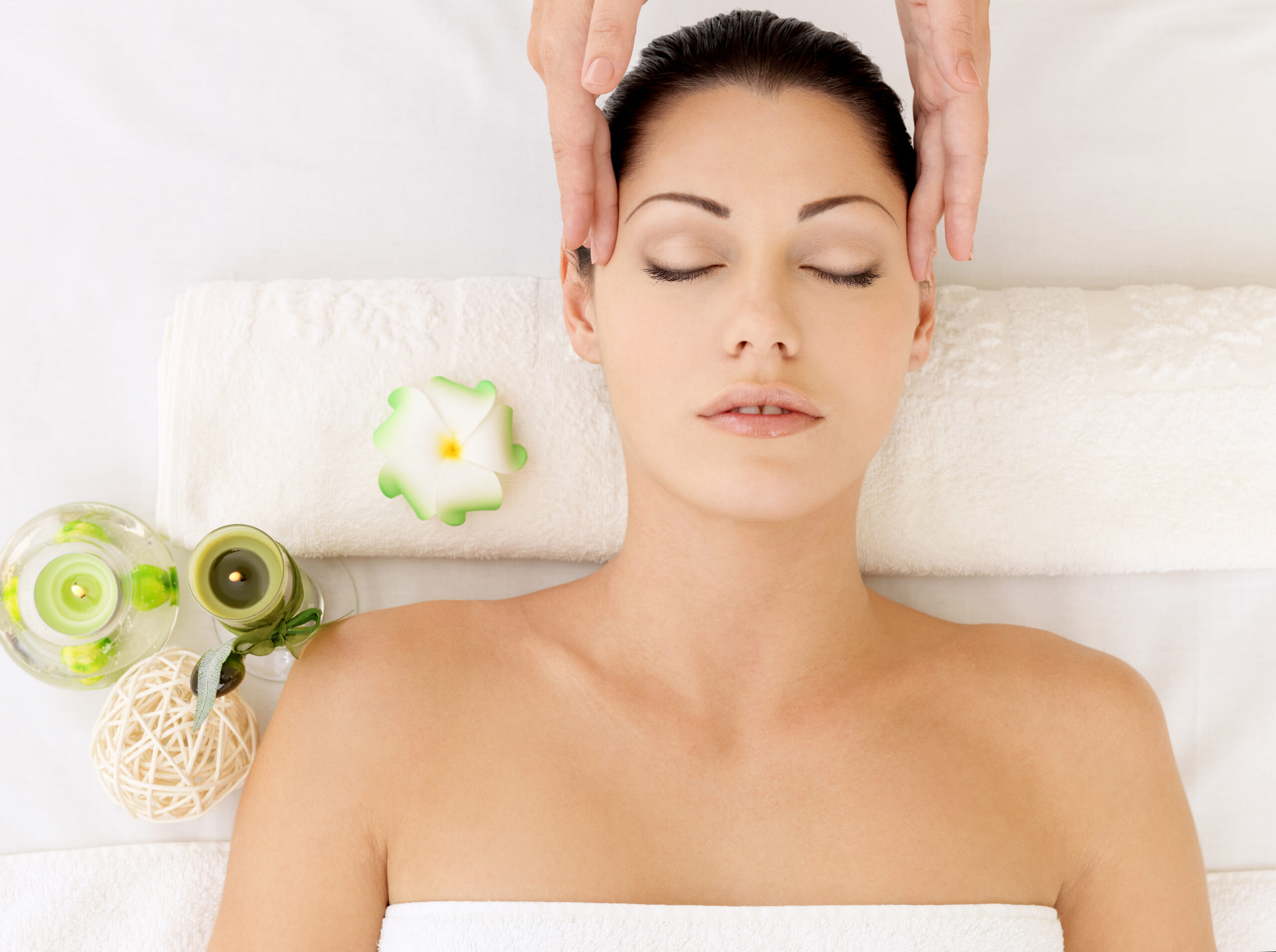 Woman having massage of face in the spa salon. Beauty treatment concept.